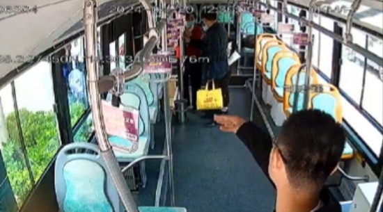 公交車上他一聲大吼！魏杰，好樣的！