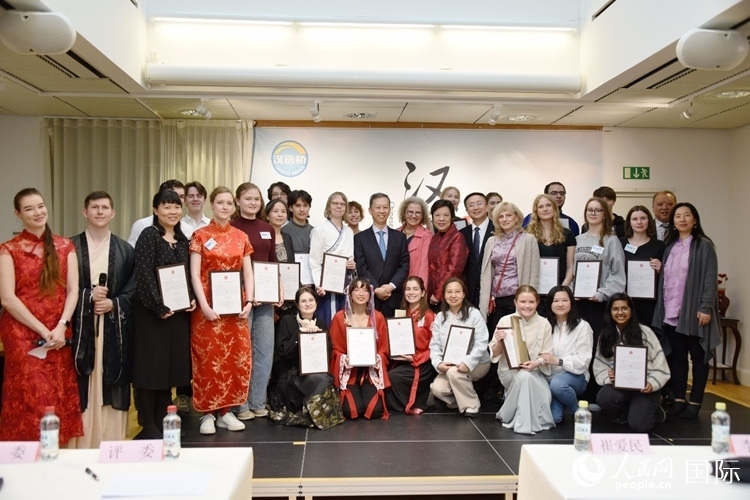 中國(guó)駐瑞典大使崔愛(ài)民、使館負(fù)責(zé)教育事務(wù)的黃立瓊參贊、預(yù)選賽評(píng)委老師和指導(dǎo)老師，以及所有獲獎(jiǎng)選手合影留念。人民網(wǎng)記者 殷淼攝