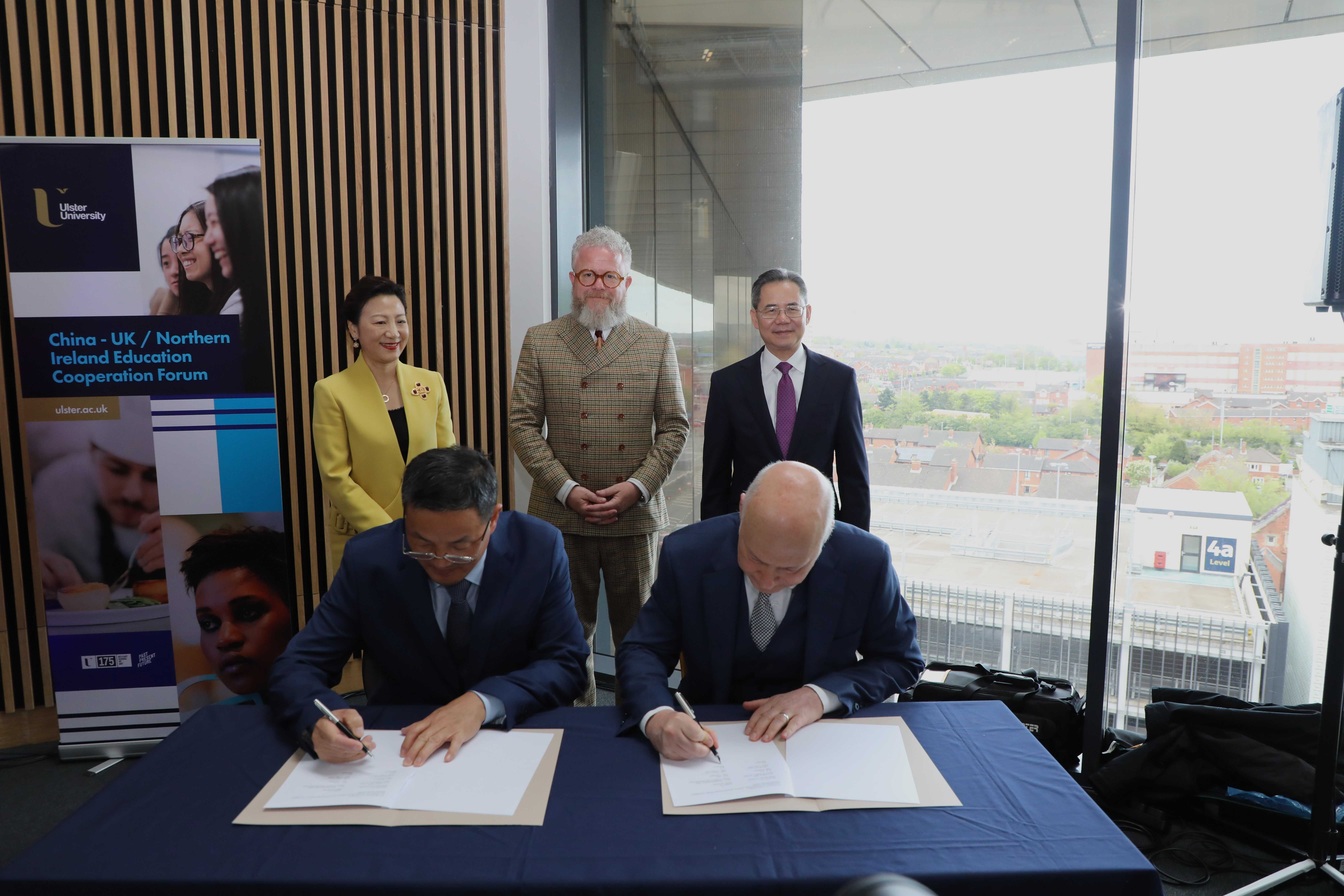 湖北師范大學(xué)同奧斯特大學(xué)簽署共建教育語言文化交流中心的協(xié)議現(xiàn)場。中國駐英國大使館供圖