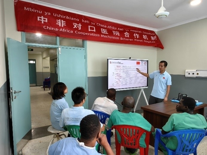 王林醫(yī)生開展術后疼痛管理的專題講座。中國（江蘇）第33期援桑給巴爾醫(yī)療隊供圖