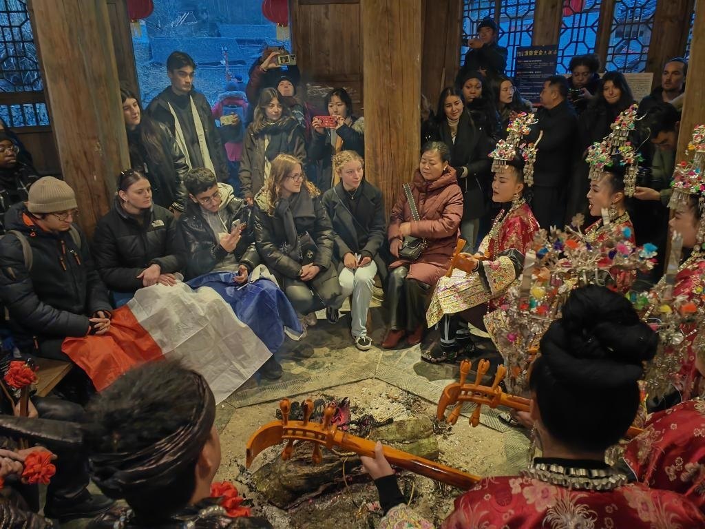 法國(guó)青年在榕江體驗(yàn)民俗文化。新華社記者 羅羽 攝