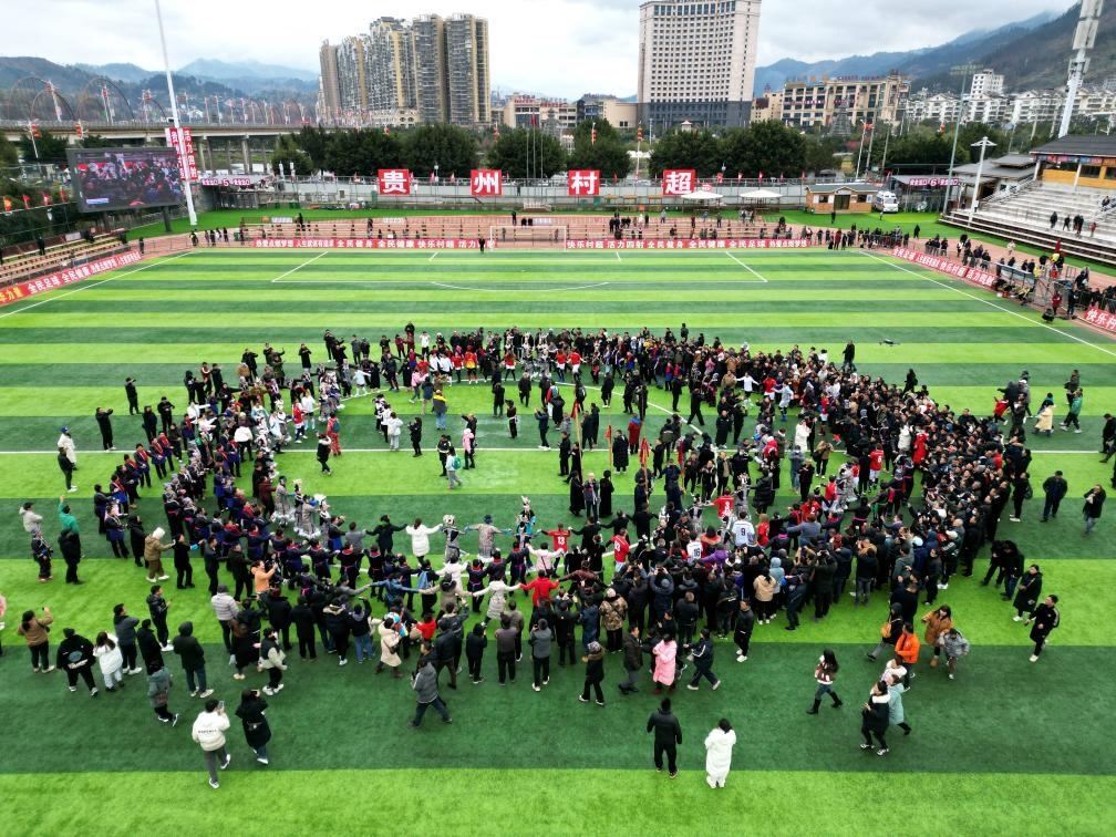 比賽結(jié)束后，兩隊(duì)隊(duì)員、親友團(tuán)和大批觀眾手拉手跳起侗族舞蹈。新華社發(fā)（王炳真攝）