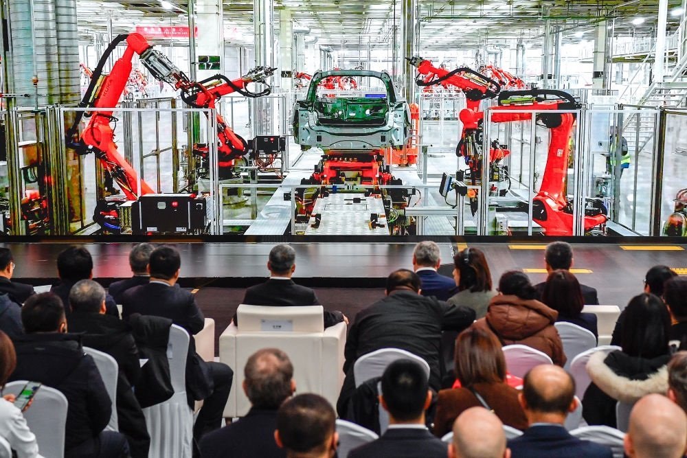 2024年1月26日，奧迪一汽新能源汽車有限公司預(yù)批量生產(chǎn)正式啟動(dòng)，嘉賓觀看奧迪一汽新能源汽車有限公司生產(chǎn)車間的宣傳短片。新華社記者 許暢 攝