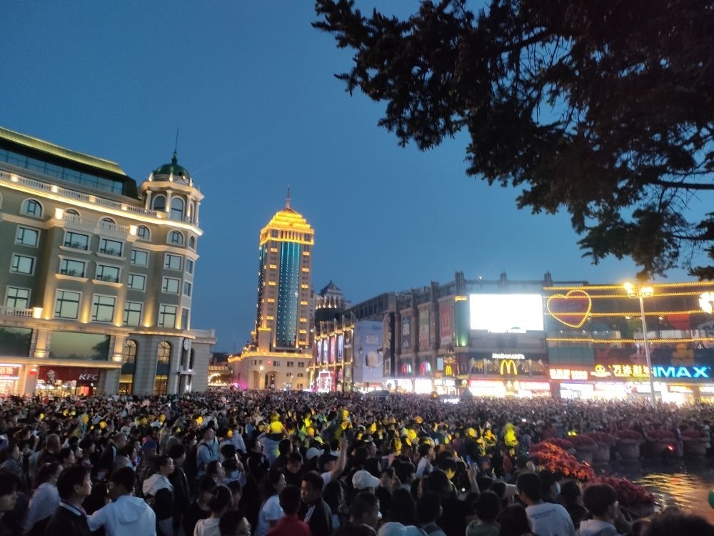 “五一”假期，哈爾濱松花江畔游人如織（2024年5月2日攝）。新華社記者 朱悅 攝