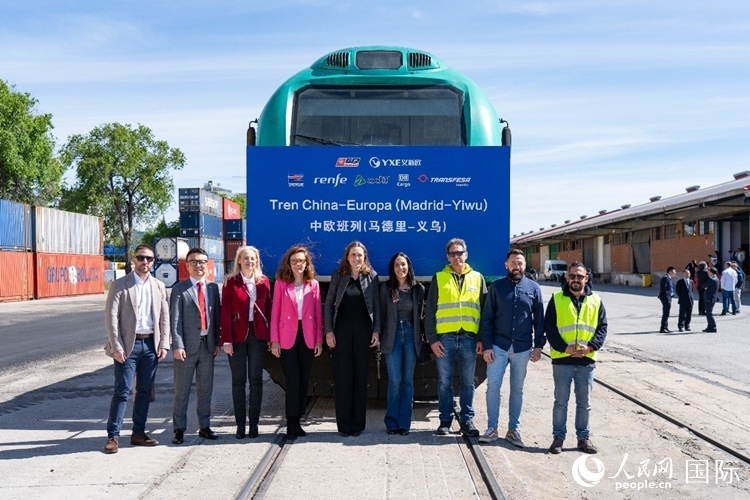 義新歐集團合作伙伴德鐵貨運歐亞有限公司員工與紀念號班列合影留念。大衛(wèi)·阿瑪爾攝