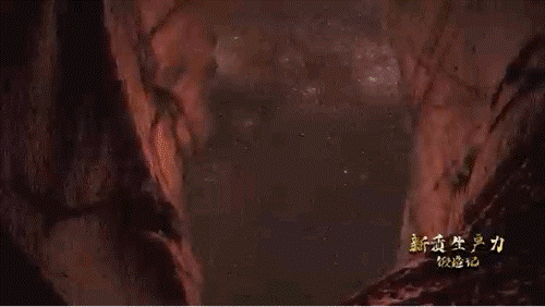 要甄別并發(fā)現(xiàn)暗物質(zhì)粒子，如同在一場人聲鼎沸的足球比賽現(xiàn)場聽見一根鋼針跌落的聲音。