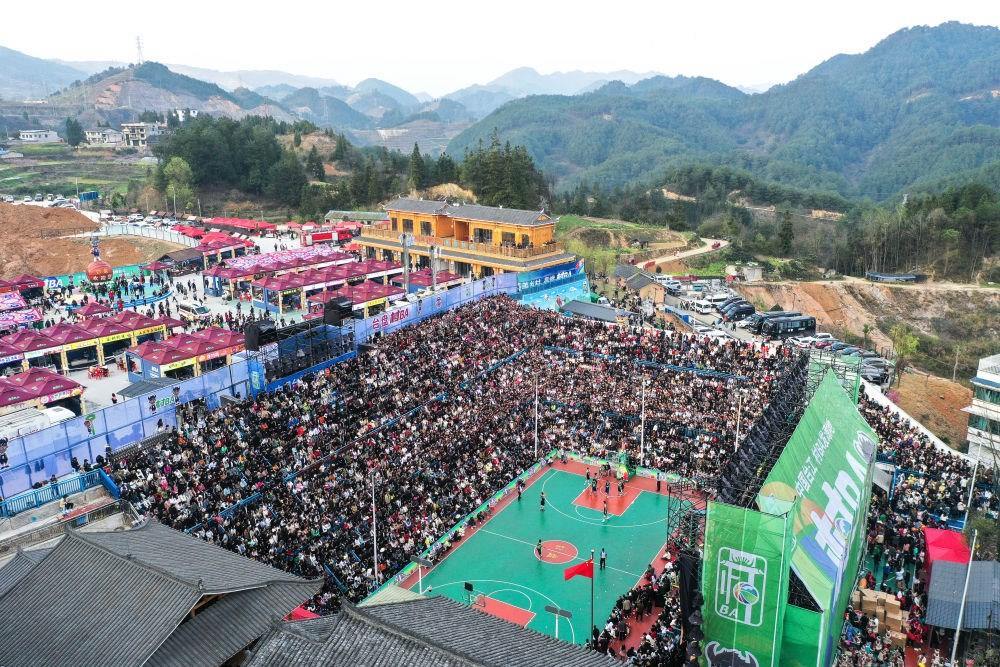 貴州省臺江縣舉辦的2024年“村BA”球王爭霸賽現(xiàn)場（2024年3月22日攝，無人機照片）。新華社記者 楊文斌 攝