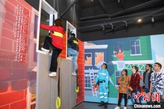 5月9日，留學(xué)生體驗?zāi)M高樓緩降逃生。張鷹 攝