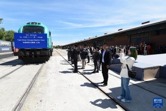 5月8日，在西班牙馬德里，嘉賓們參加中歐班列（義烏—馬德里）開行十周年紀念號班列發(fā)車儀式。新華社發(fā)（古斯塔沃·巴連特攝）