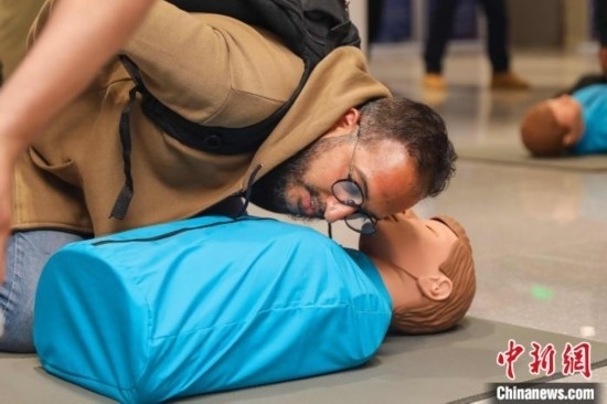 5月9日，留學(xué)生利用假人道具練習(xí)心肺復(fù)蘇技巧。張鷹 攝