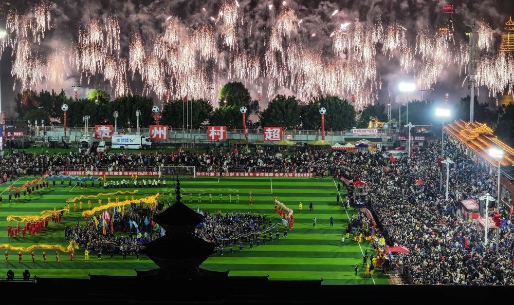 在貴州省榕江縣舉行的2024全國“村晚”示范展示活動暨貴州“村超村晚”活動中，音樂煙花秀精彩上演（2024年2月3日攝，無人機照片）。新華社記者 劉續(xù) 攝