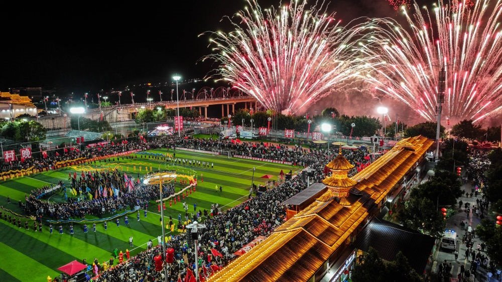 在貴州省榕江縣舉行的2024全國“村晚”示范展示活動暨貴州“村超村晚”活動中，音樂煙花秀精彩上演（2024年2月3日攝，無人機照片）。新華社記者 劉續(xù) 攝