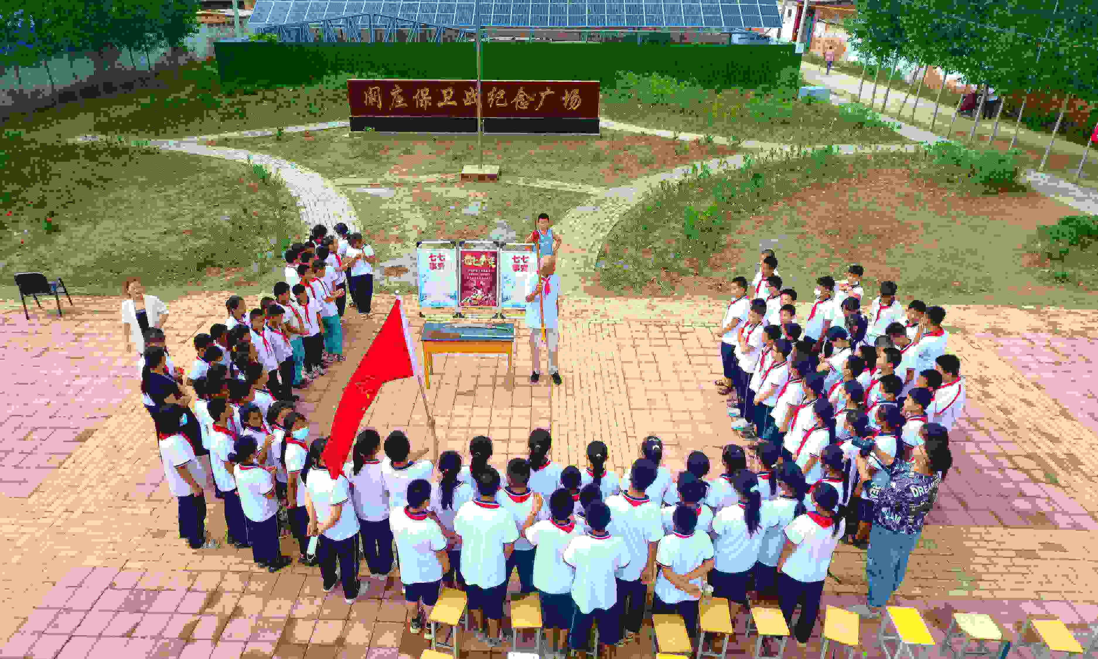 2022年7月6日，山東省聊城市，在茌平區(qū)菜屯鎮(zhèn)闞莊村的闞莊保衛(wèi)戰(zhàn)紀(jì)念廣場，闞莊保衛(wèi)戰(zhàn)親歷者王光木老人為小學(xué)生們講述抗戰(zhàn)故事，展示大刀、長矛。