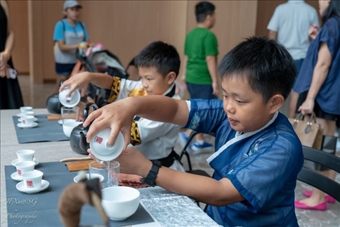 新加坡孩子們在活動現(xiàn)場體驗學習茶藝。新加坡中國文化中心供圖