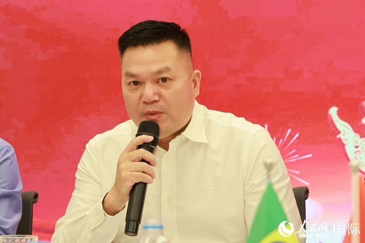 巴西和統(tǒng)會(huì)會(huì)長(zhǎng)張小春在座談會(huì)上致辭。人民網(wǎng)記者 陳海琪攝