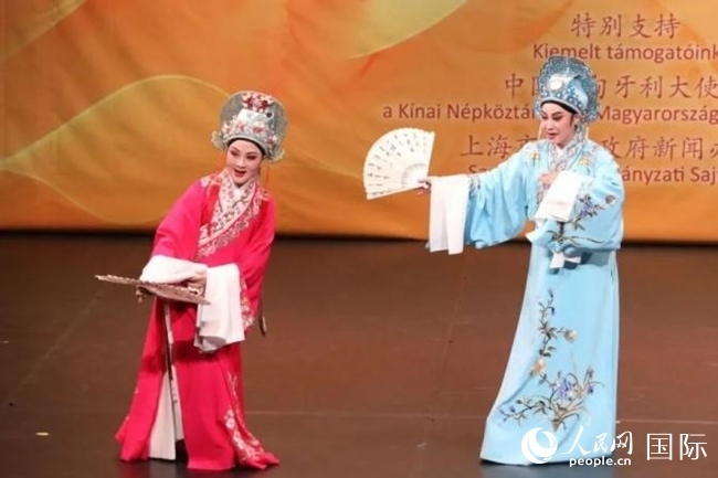 “玉蘭花開·魅力上?！弊哌M布達佩斯。葉辰亮攝