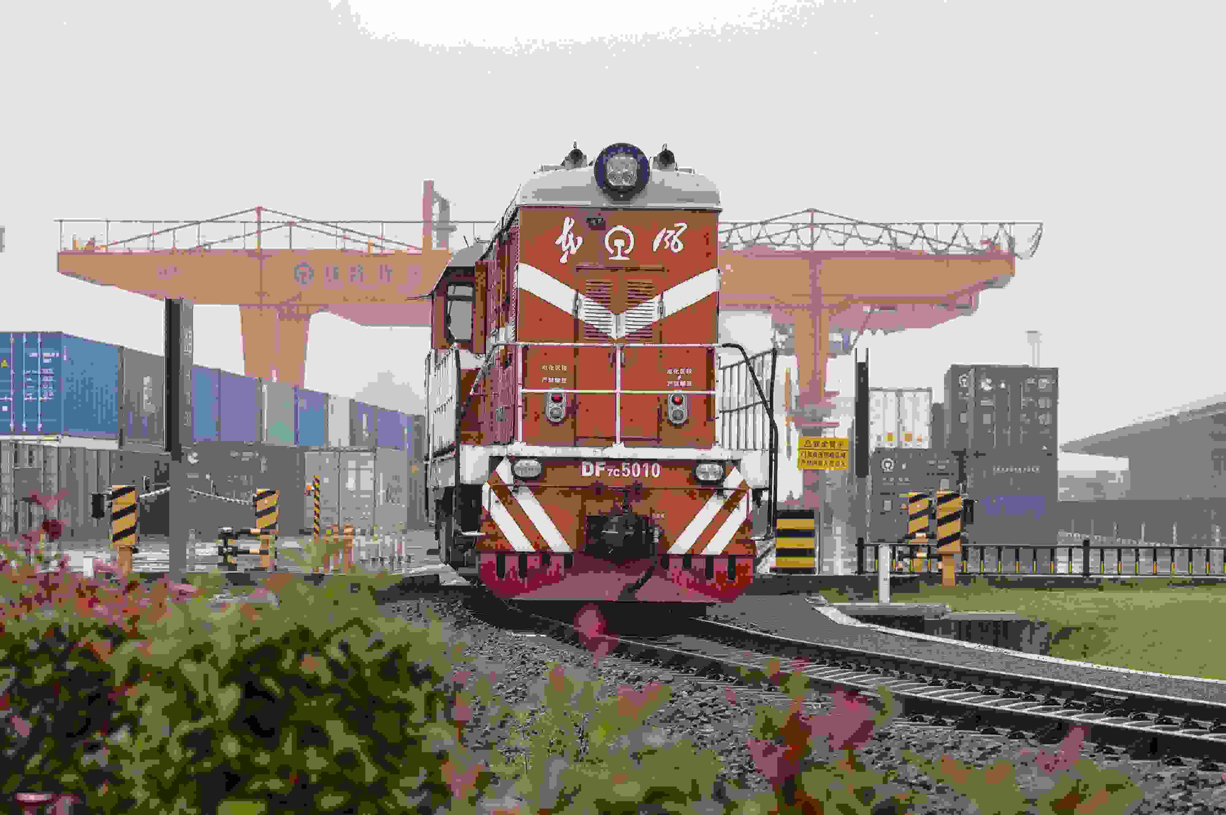 2024年5月5日，“五一”假期最后一天。在浙江省金華市金東區(qū)鐵路金華南站，一列滿載110標(biāo)箱的中歐班列緩緩啟程駛往匈牙利。