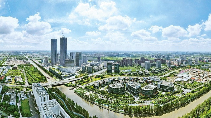 建立全國(guó)第一個(gè)國(guó)際貿(mào)易“單一窗口”，開設(shè)全國(guó)第一批自由貿(mào)易賬戶，設(shè)立全國(guó)第一家外商獨(dú)資醫(yī)院、第一家外商獨(dú)資公募基金公司、第一家外商獨(dú)資汽車制造企業(yè)……中國(guó)（上海）自由貿(mào)易試驗(yàn)區(qū)掛牌以來，誕生了若干個(gè)“全國(guó)第一”，在制造業(yè)、金融業(yè)等數(shù)十個(gè)開放領(lǐng)域，實(shí)現(xiàn)一批全國(guó)首創(chuàng)項(xiàng)目落地。圖為上海自貿(mào)區(qū)張江片區(qū)（2023年9月10日攝，無人機(jī)照片）。 新華社記者 方喆/攝