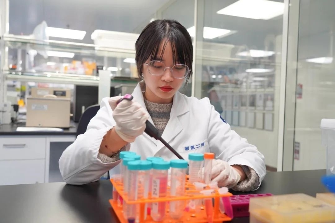 倪楚君在實驗中。浙江大學供圖