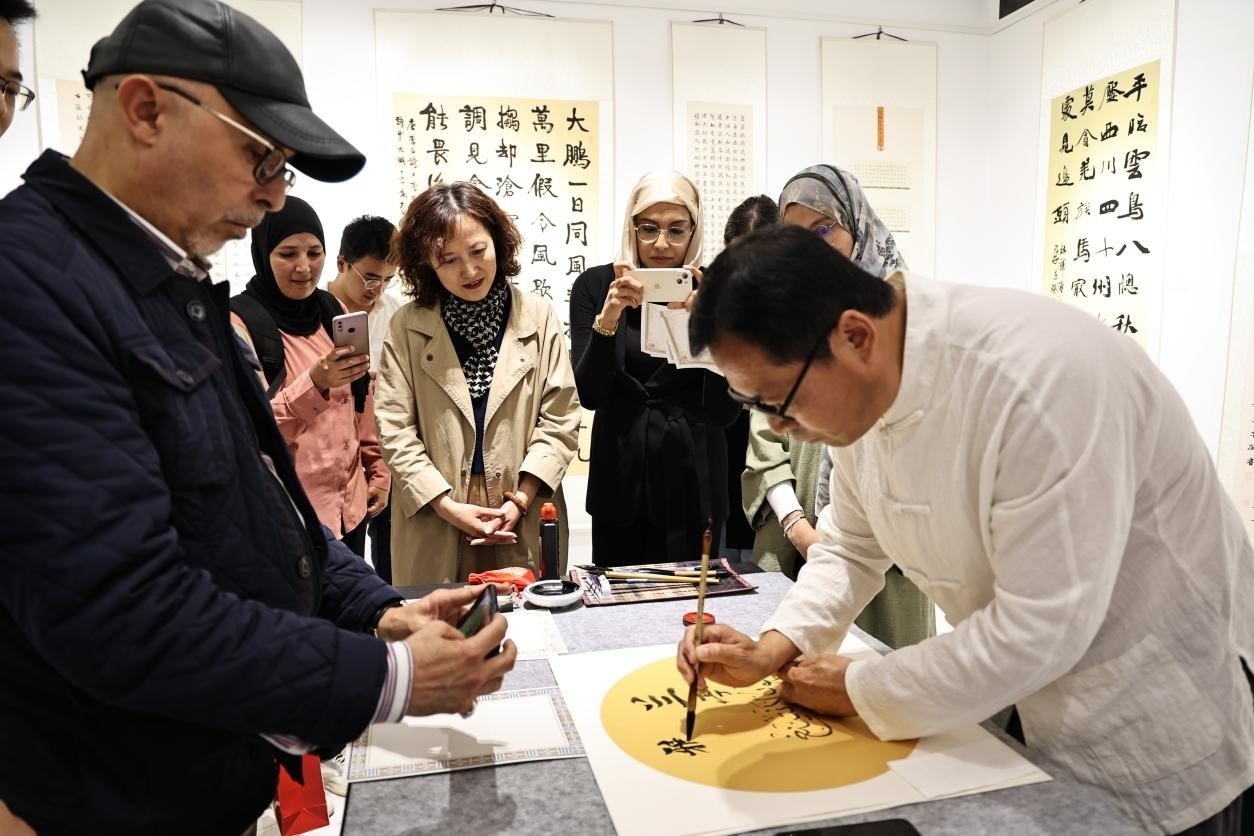 中摩書(shū)法老師在共同創(chuàng)作。拉巴特中國(guó)文化中心供圖