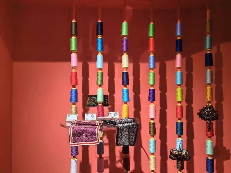 貴州省民族博物館內(nèi)展示的色彩斑斕的苗繡原材料及繡片（2024年4月27日攝）。新華社記者 楊欣 攝