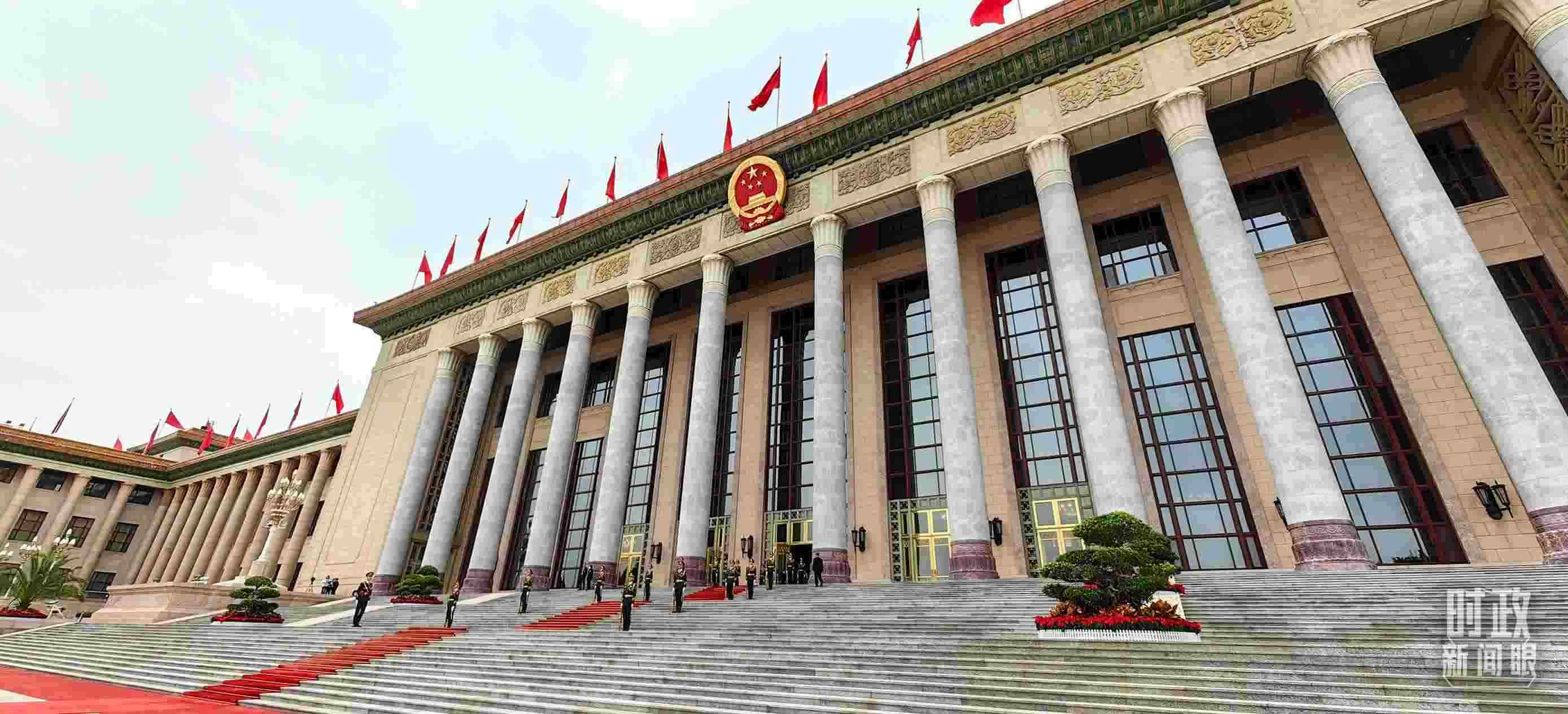 △人民大會(huì)堂東門外廣場(chǎng)。（總臺(tái)央視記者段德文拍攝）