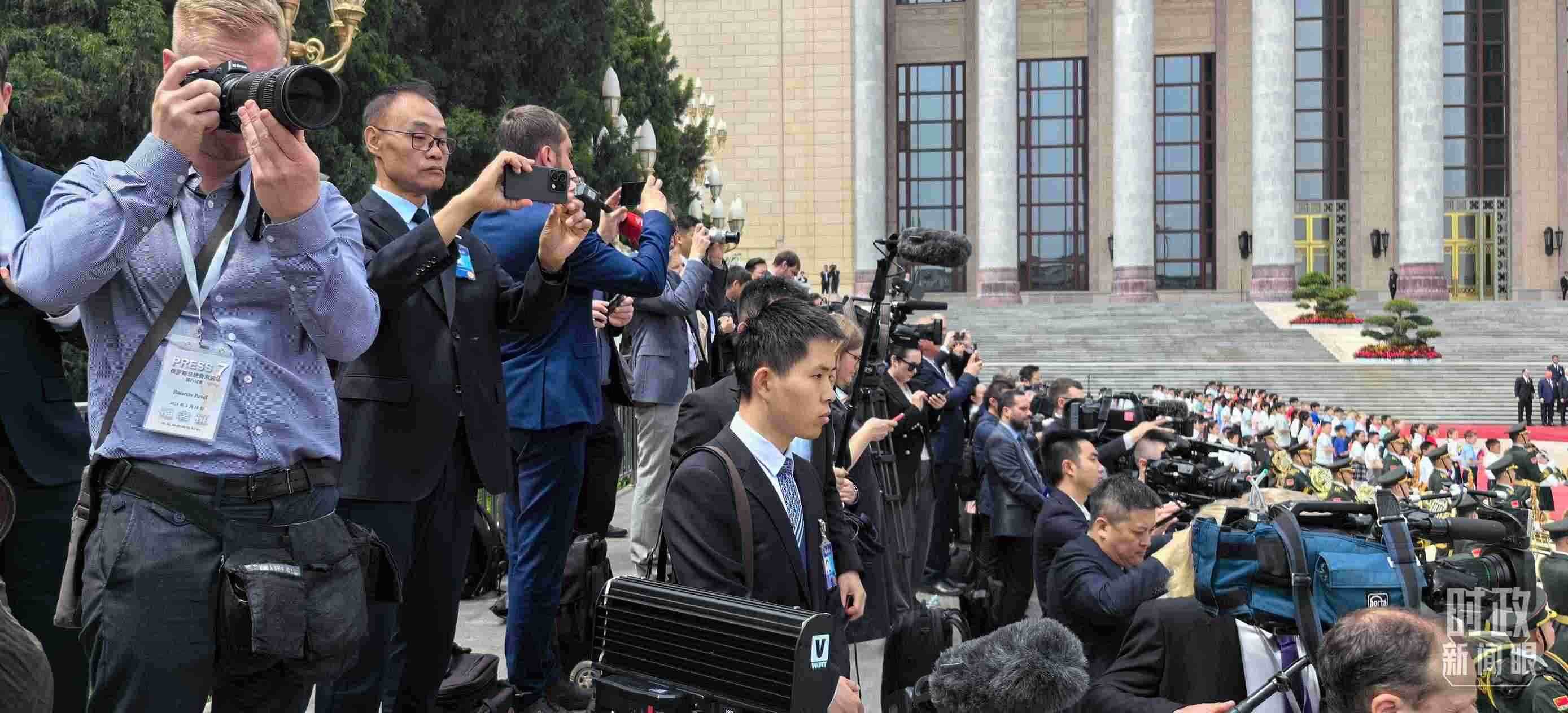 △當(dāng)天參與現(xiàn)場(chǎng)報(bào)道的中外記者。（總臺(tái)央視記者楊波、王子杭拍攝）