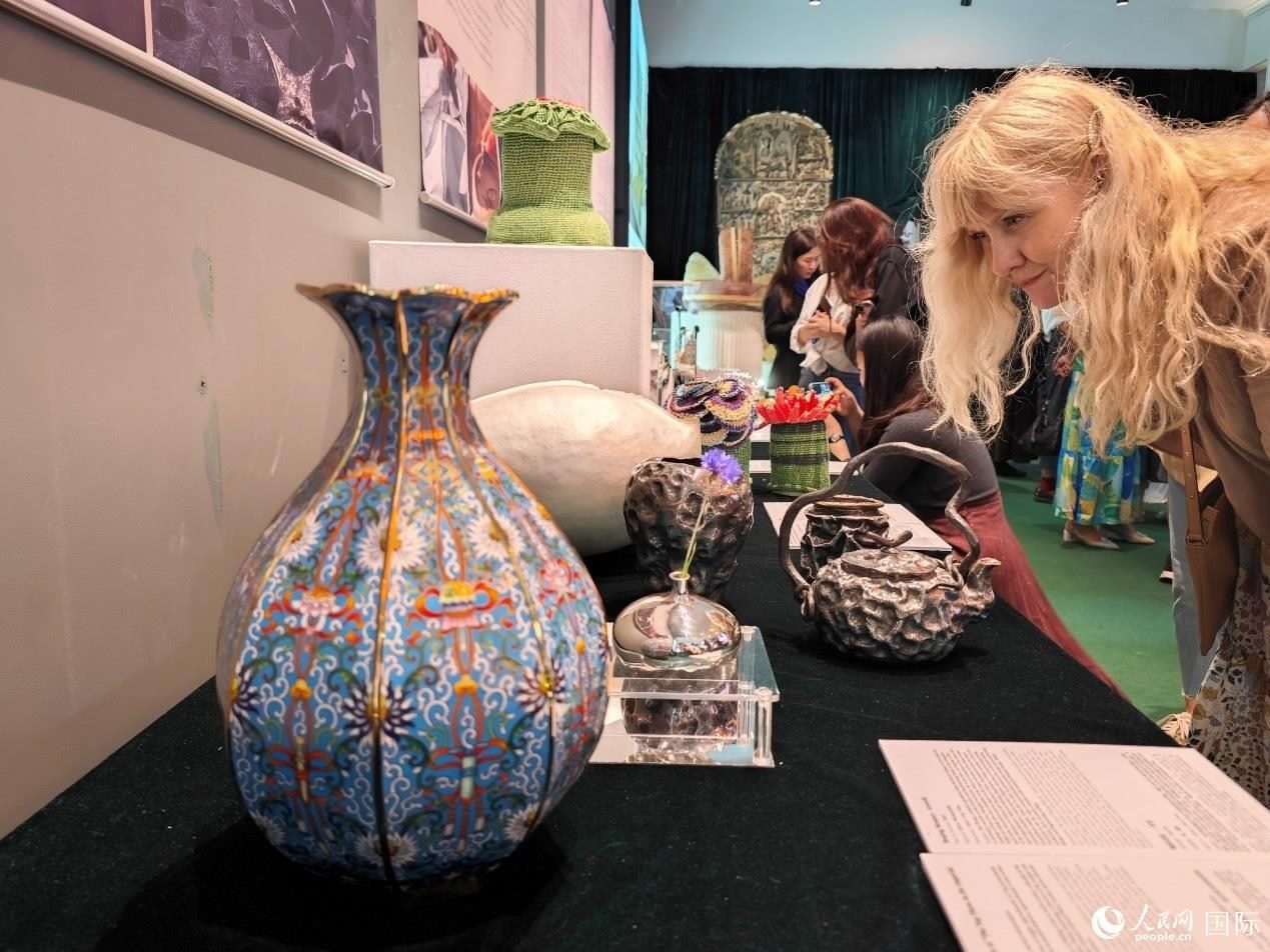 英國(guó)觀眾被中國(guó)手工藝制品所吸引。邢雪攝