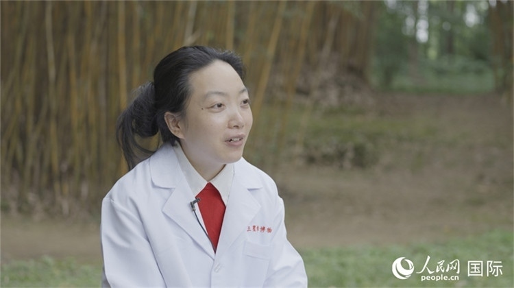 三星堆博物館文物修復師謝麗接受人民網(wǎng)采訪。人民網(wǎng)記者 張榮攝