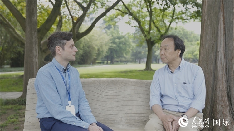 三星堆博物館館長雷雨接受人民網(wǎng)采訪。人民網(wǎng)記者 張榮攝