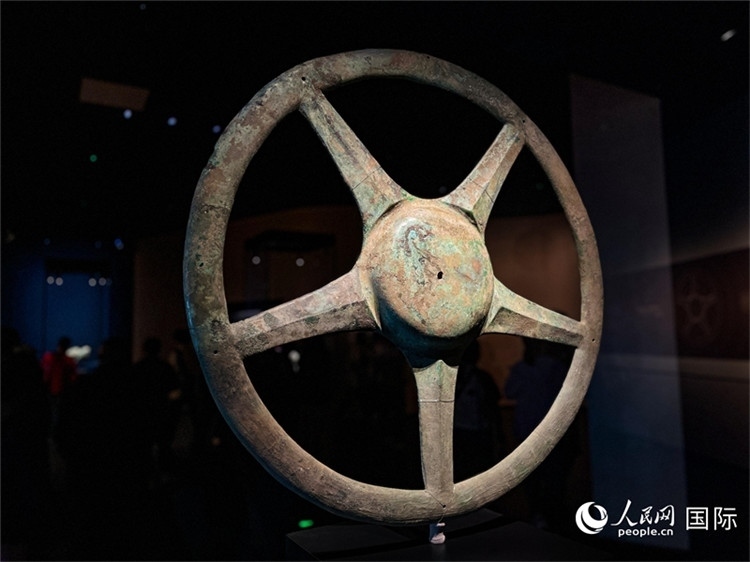 三星堆博物館中展出的太陽輪。人民網(wǎng)記者 羨江楠攝