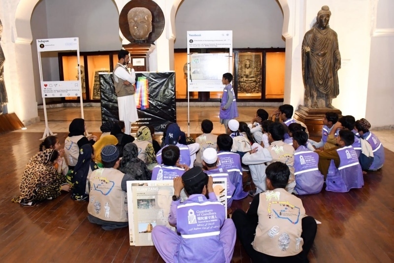 志愿者在博物館給孩子們開展互動講解?！瓣恿_守護人”供圖