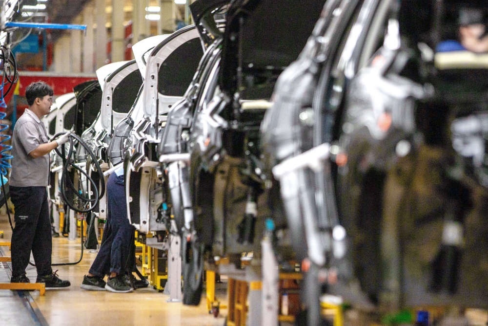 2023年9月7日，在位于泰國春武里府的上汽正大公司汽車工廠，工人在生產(chǎn)車間內(nèi)工作。新華社記者 王騰 攝