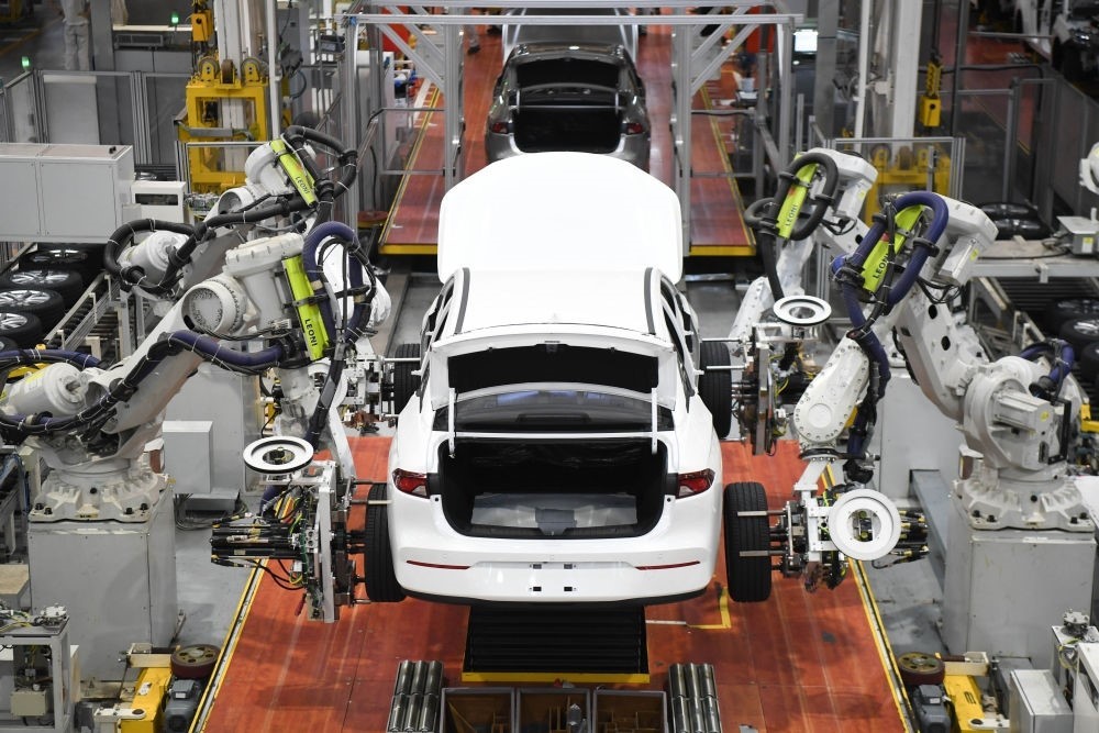 這是2024年4月24日拍攝的廣州廣汽埃安新能源汽車的全自動(dòng)化輪胎安裝工作站。新華社記者 鄧華 攝