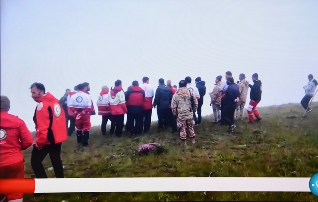 據(jù)伊朗邁赫爾通訊社5月20日報(bào)道，伊朗總統(tǒng)萊希在直升機(jī)事故中遇難。這是5月20日拍攝的伊朗國家電視臺(tái)播放的救援人員抵達(dá)事故現(xiàn)場的畫面。 新華社記者 沙達(dá)提 攝