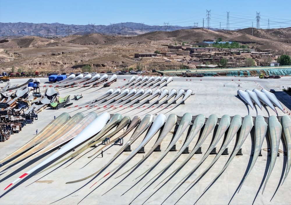 2024年5月11日拍攝的碼放在內(nèi)蒙古包頭市石拐區(qū)一家風(fēng)電設(shè)備制造企業(yè)廠區(qū)內(nèi)的葉片（無人機(jī)照片）。新華社記者 連振 攝