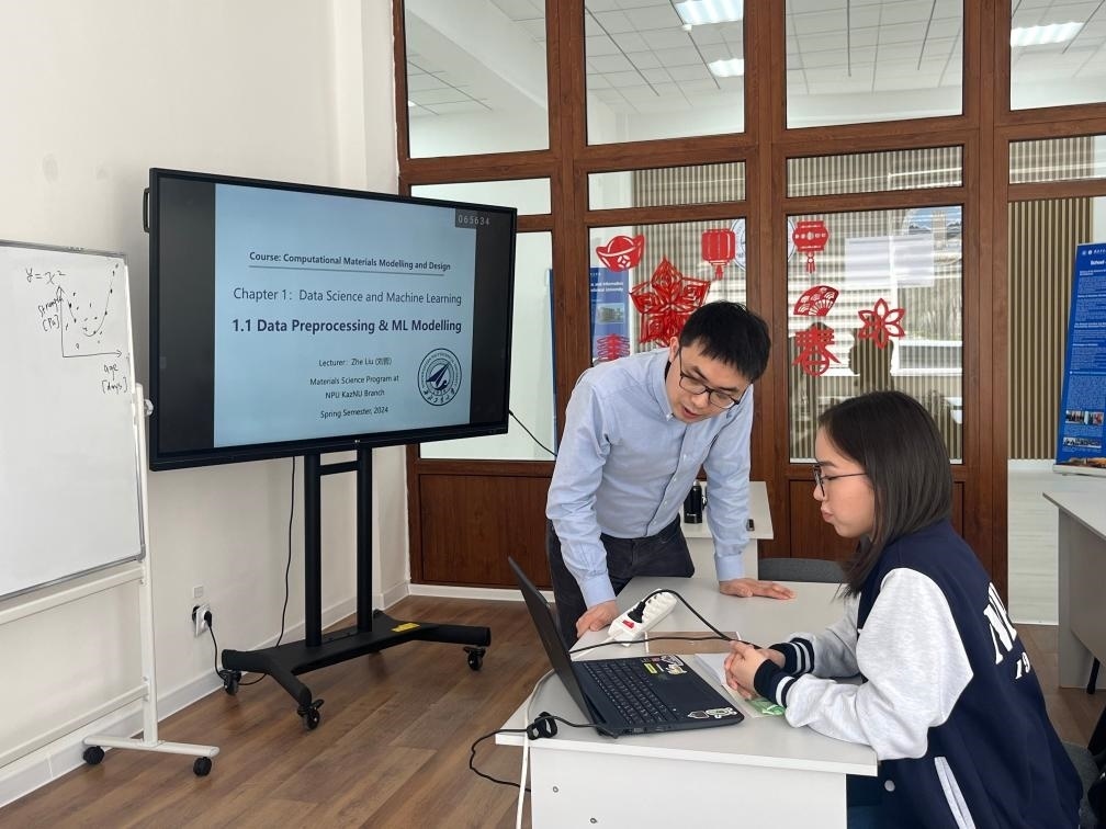 2024年4月，西北工業(yè)大學(xué)材料學(xué)院劉哲教授在西北工業(yè)大學(xué)哈薩克斯坦分校授課。（西北工業(yè)大學(xué)供圖）