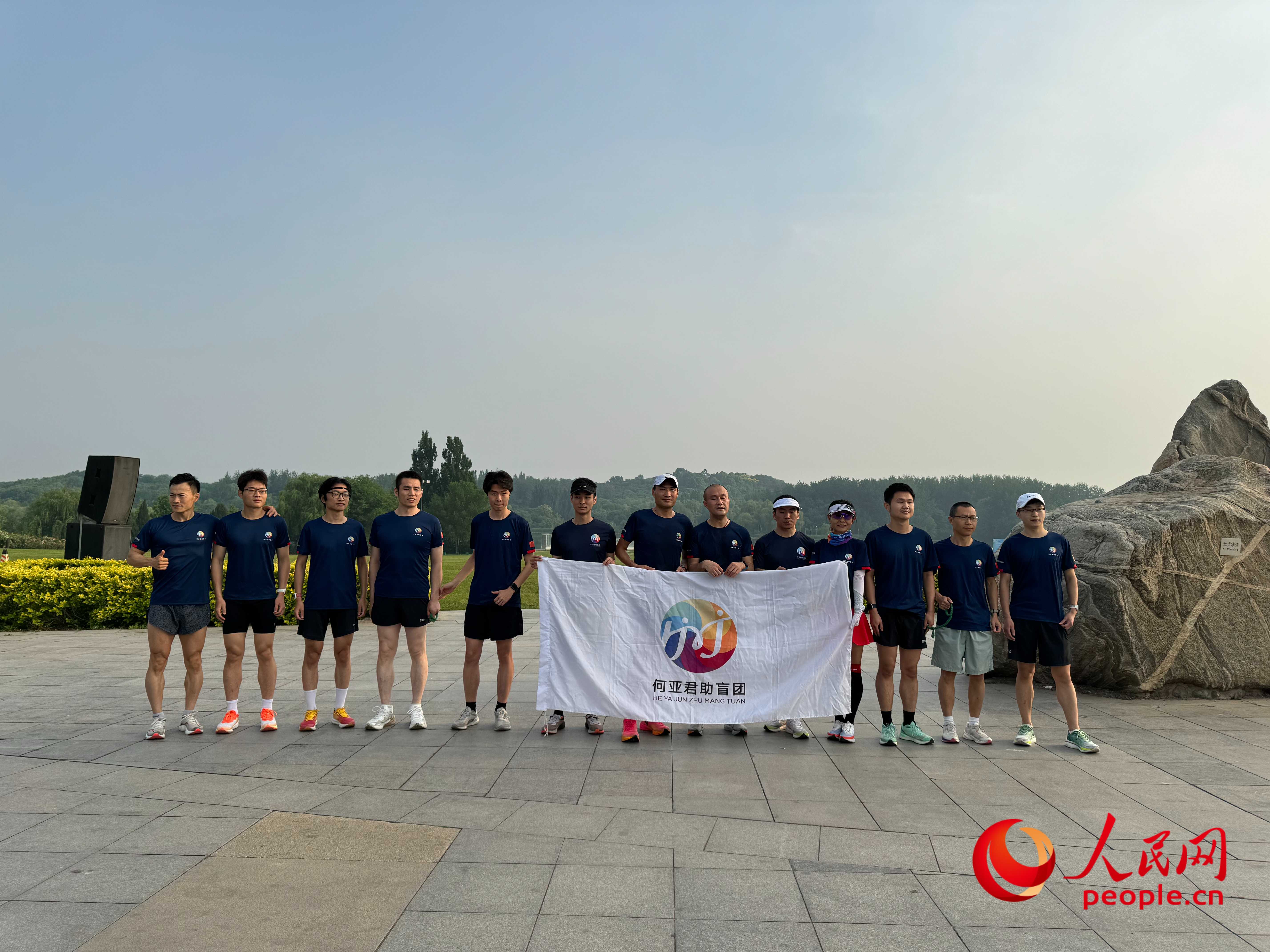 何亞君助盲團(tuán)的部分成員合影。人民網(wǎng) 周靜圓攝