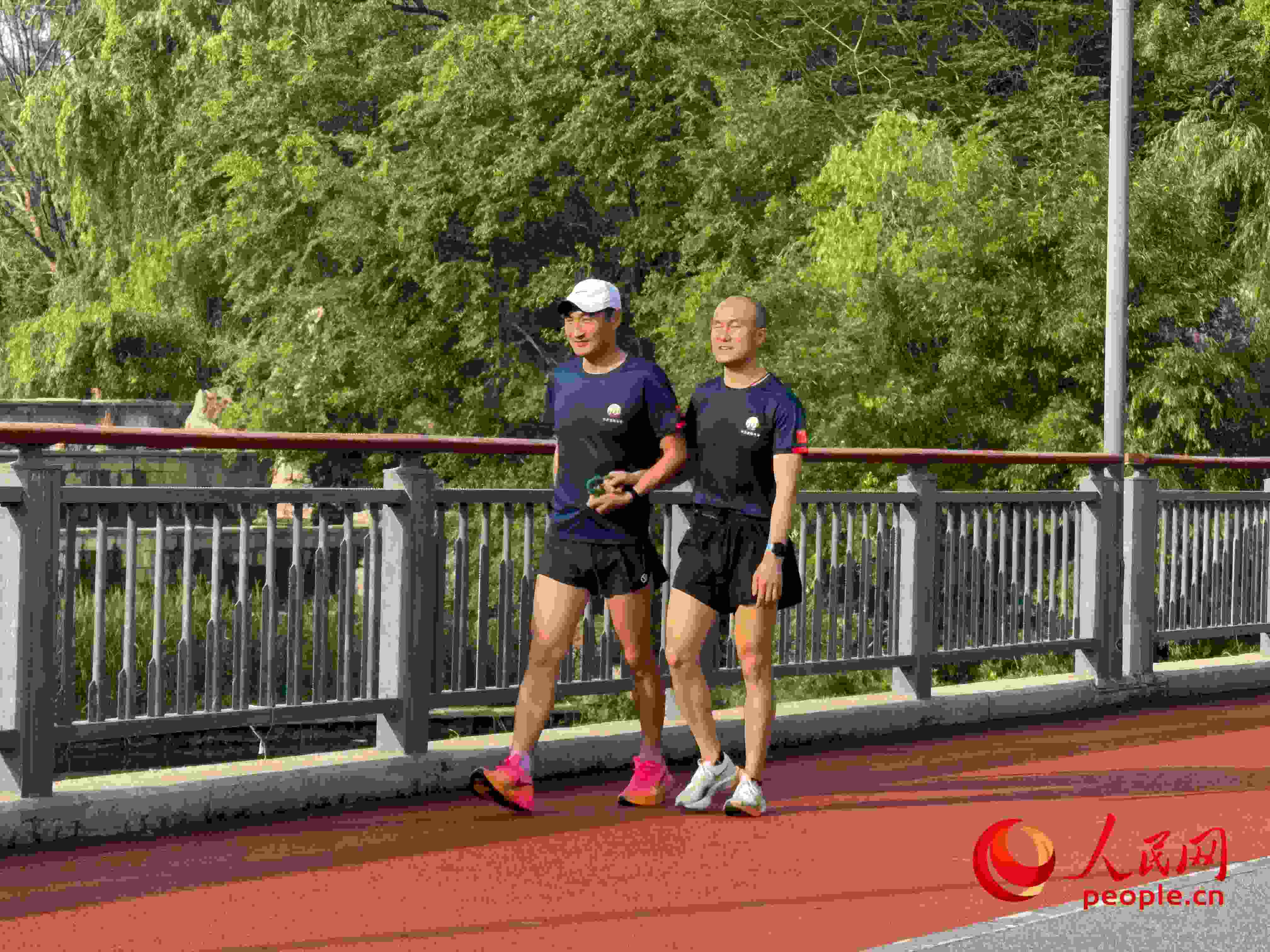 李玉寶和何亞君跑步后進(jìn)行調(diào)整。人民網(wǎng) 周靜圓攝