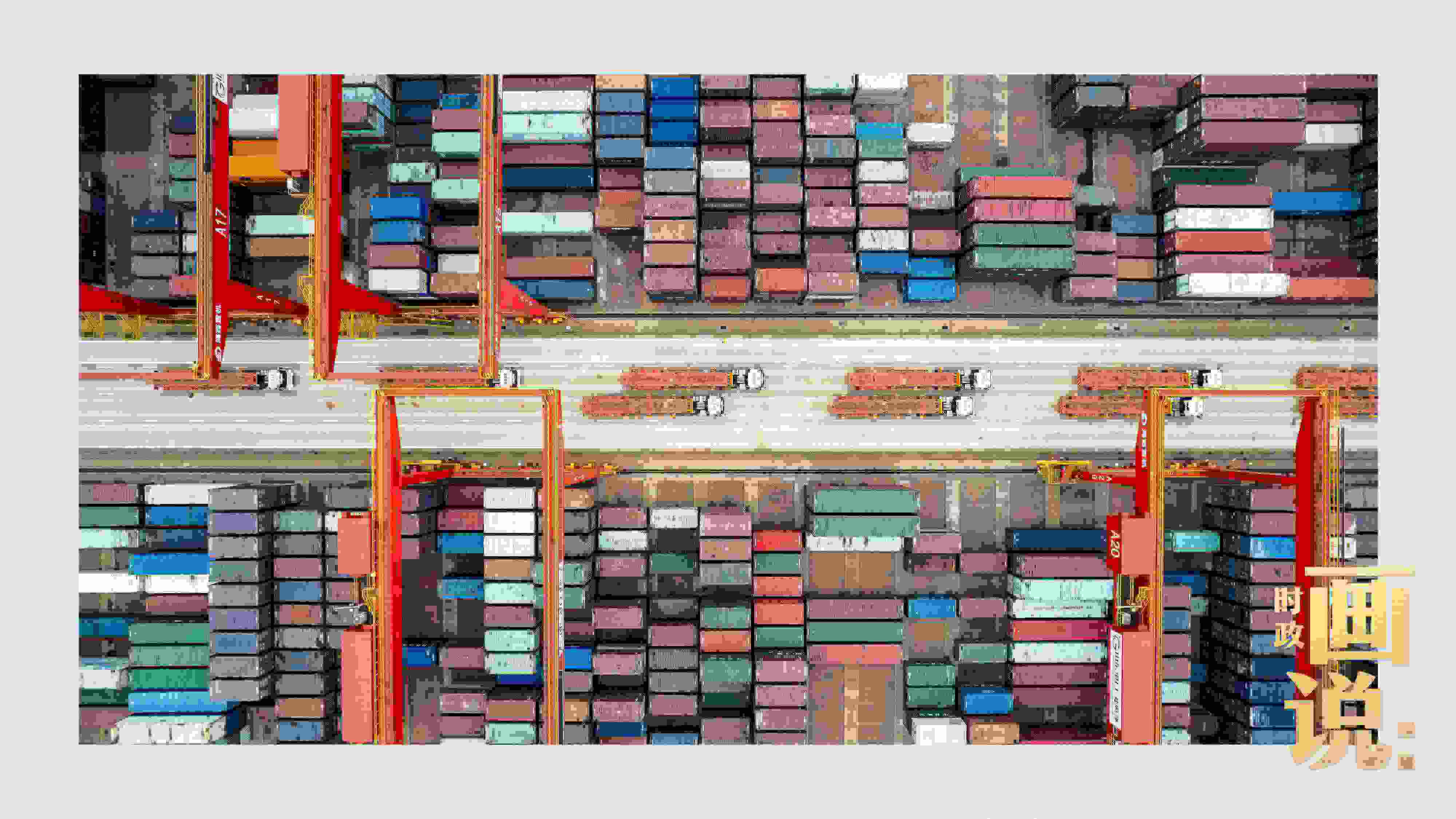 △相比于傳統(tǒng)碼頭，智慧、綠色的全自動化集裝箱碼頭單機效率可提升50%，綜合成本降低70％，人力成本下降80%，每年可削減碳排放9720噸。