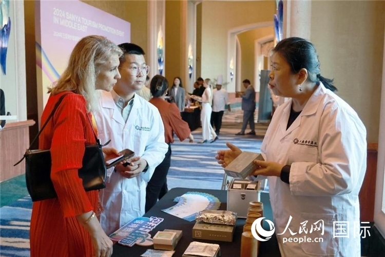 三亞市中醫(yī)院代表向來賓介紹中醫(yī)。人民網(wǎng)記者管克江攝