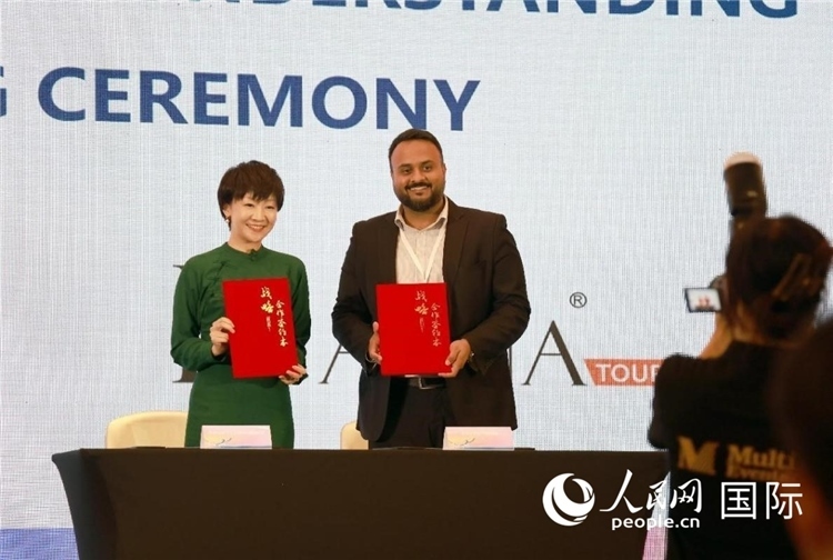 三亞與迪拜當(dāng)?shù)芈眯猩绾炇鸷献鲄f(xié)議。人民網(wǎng)記者管克江攝