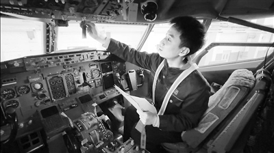 學(xué)生在西航職院實訓(xùn)基地培訓(xùn)。 王禹涵攝