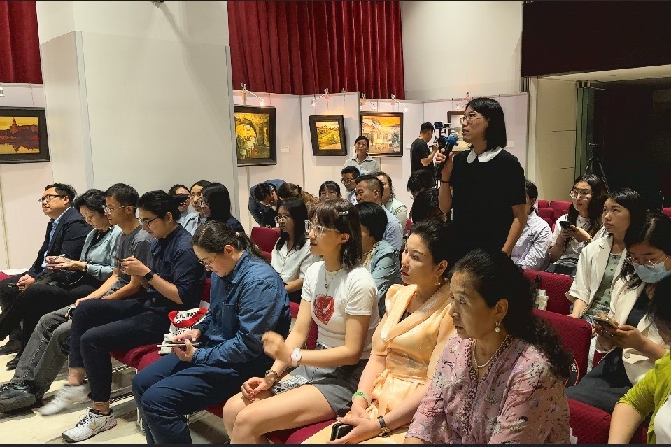 參會記者現(xiàn)場提問。