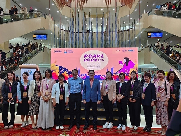 5月24日，在吉隆坡國(guó)際書(shū)展期間舉辦的中馬贈(zèng)書(shū)儀式。中國(guó)圖書(shū)進(jìn)出口（集團(tuán)）有限公司供圖