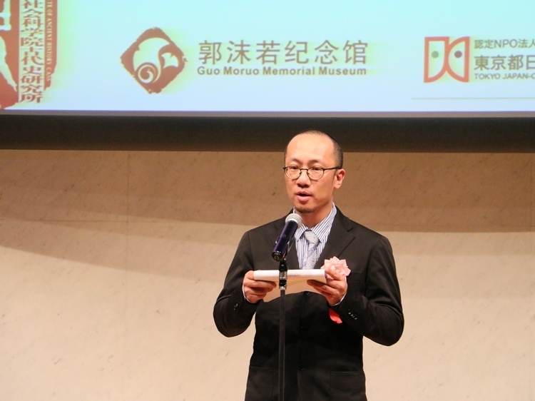 郭沫若紀念館副館長梁雪松代讀致辭。人民網(wǎng) 許可攝