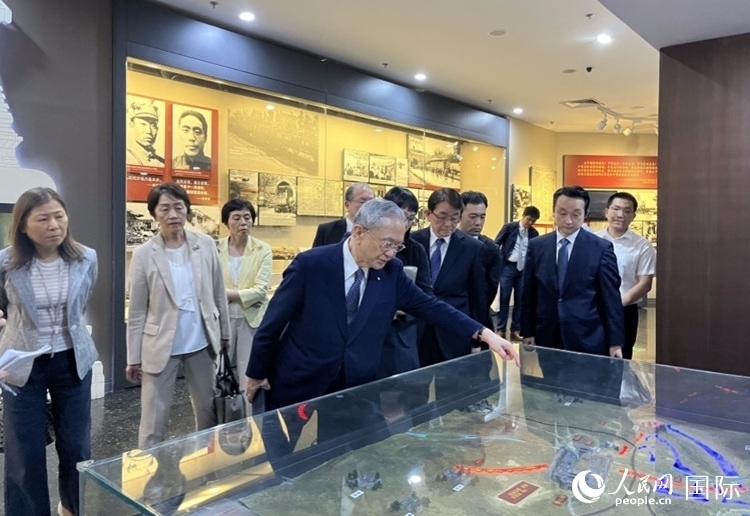 創(chuàng)價學會會長原田稔（中）與青年代表團成員訪問中國人民抗日戰(zhàn)爭紀念館。人民網(wǎng)記者 陳思攝