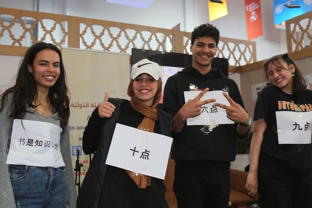 2024年4月24日，突尼斯高中生在首都突尼斯市舉辦的突尼斯國(guó)際書展上表演漢語(yǔ)節(jié)目。新華社發(fā)（阿代爾攝）