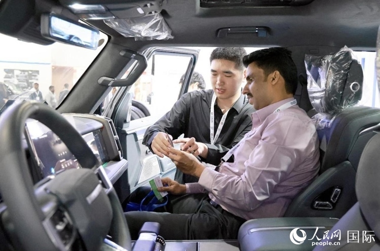 客戶在了解中國產(chǎn)汽車。人民網(wǎng)記者 管克江攝