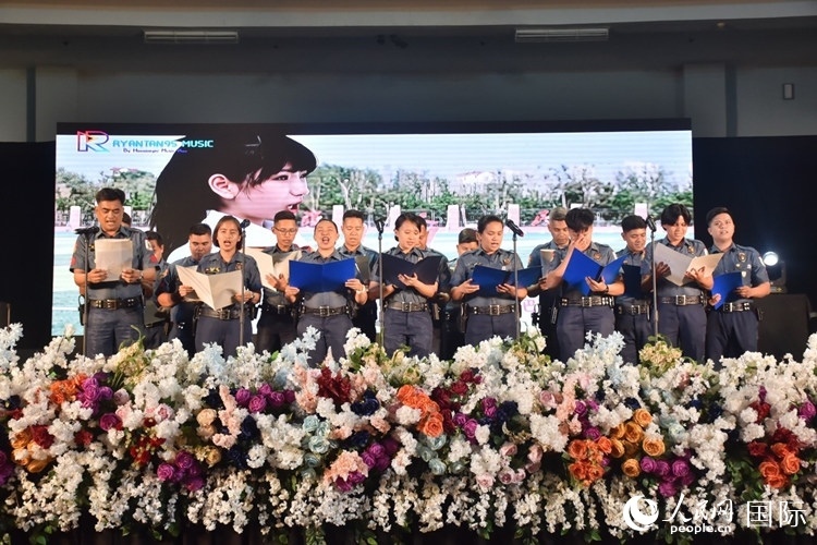 邦板牙省警察局學(xué)員在結(jié)業(yè)典禮上表演合唱。人民網(wǎng)記者 樊帆攝
